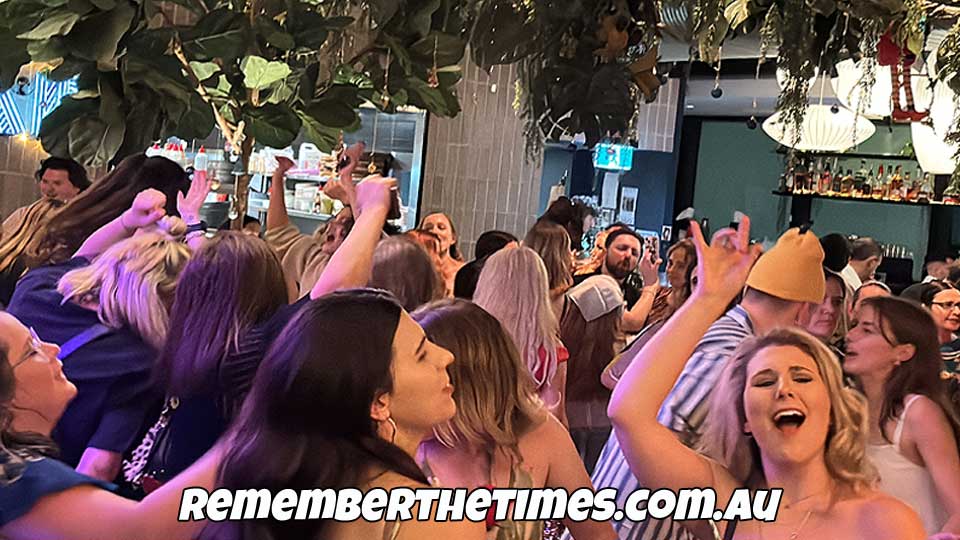 90 Retro Party girls dancing with DJ MAGOO